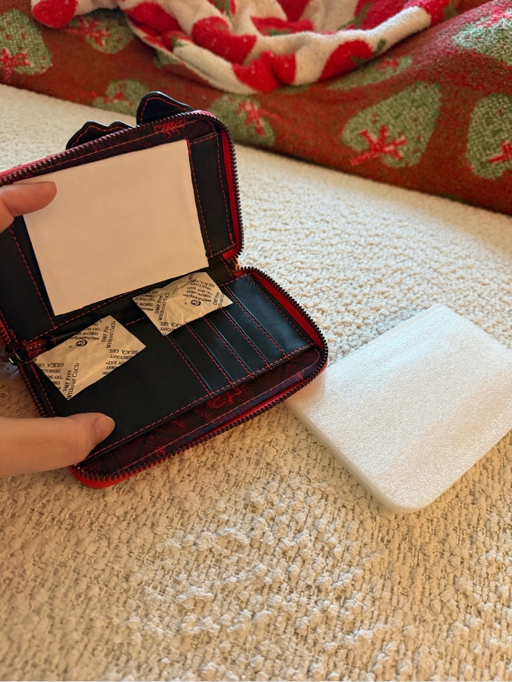 Loungefly Disney Villains Cruella Cream and Black Zip Wallet - Picture 3 of 3